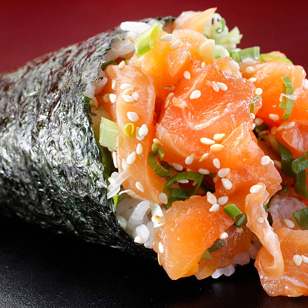 вручать рулон лосось суши - temaki food sushi salmon стоковые фото и изображения