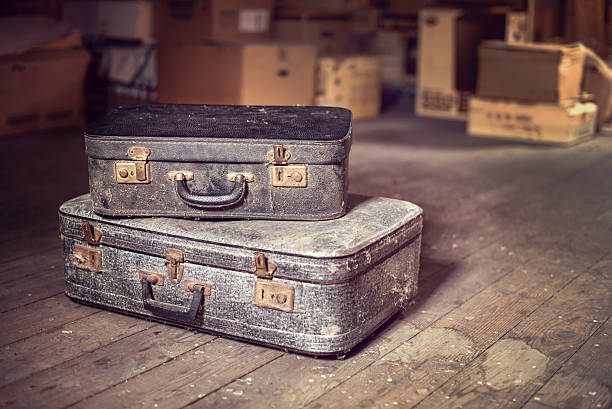 old vintage las maletas en polvorientas ático - travel bag old fashioned dirty fotografías e imágenes de stock