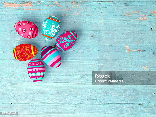 Huevos De Pascua En La Mesa De Madera Con Fondo Foto de stock y más banco de imágenes de Alimento - Alimento, Fondos, Pascua