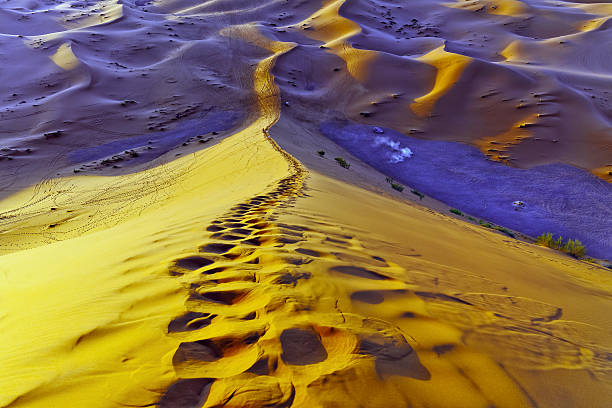 эрг chebbi песчаные дюны в сумерках, марокко, северная африка - landscape desert wave pattern erg chebbi dunes стоковые фото и изображения