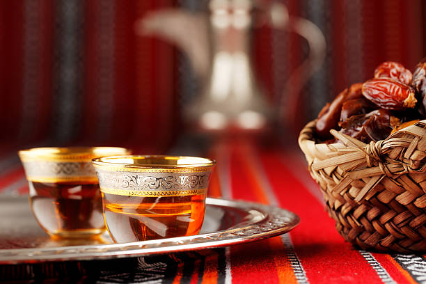 legendäre abrian stoff mit arabischen tea and dates - cafe culture stock-fotos und bilder