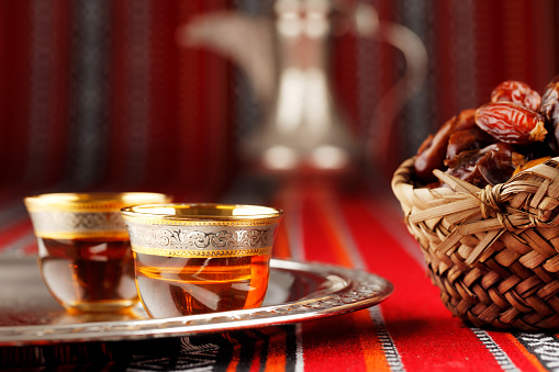 Icónico Abrian tela con un té árabe y fechas photo