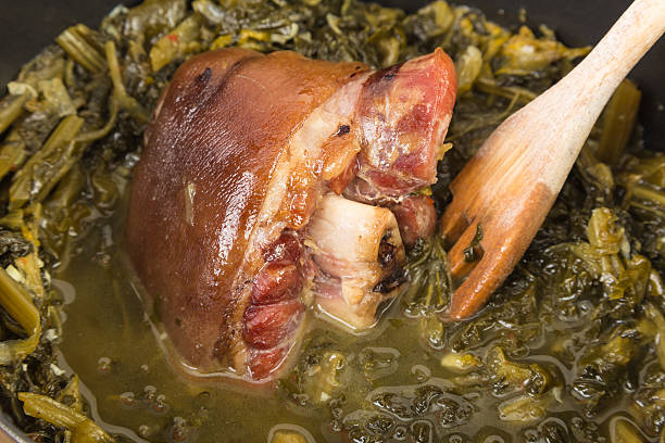 ham hock in markstammkohl - pork hock stock-fotos und bilder