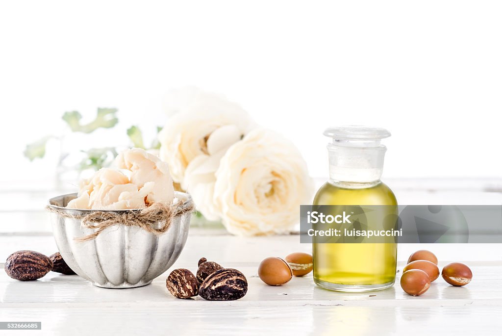 Olio di Argan e frutta con burro di karitè e noci - Foto stock royalty-free di Olio di argan