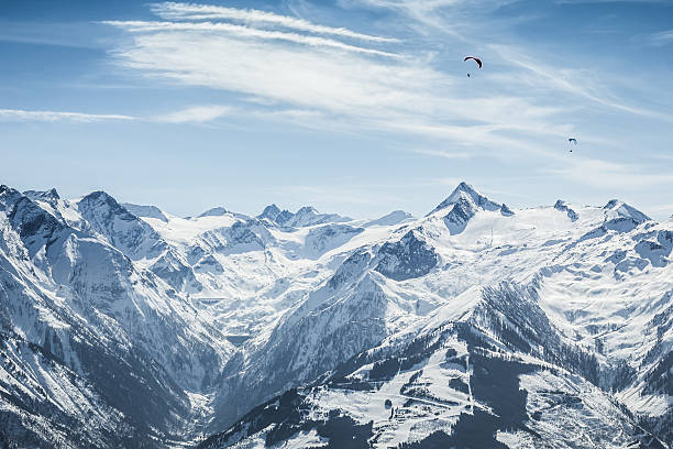 hermosa pista de esquí de la montaña con kitzsteinhorn en el fondo - mountain austria european alps mountain peak fotografías e imágenes de stock
