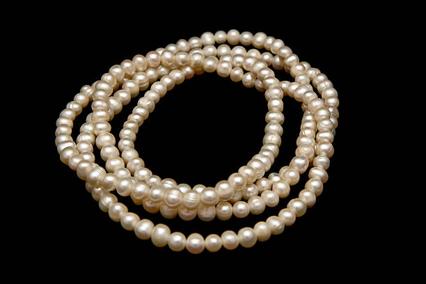 vintage collier de perles isolée sur le noir - black pearl pearl horizontal necklace photos et images de collection