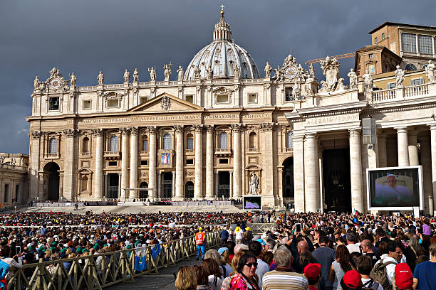 papale public de st. peter s square" - worship place photos et images de collection