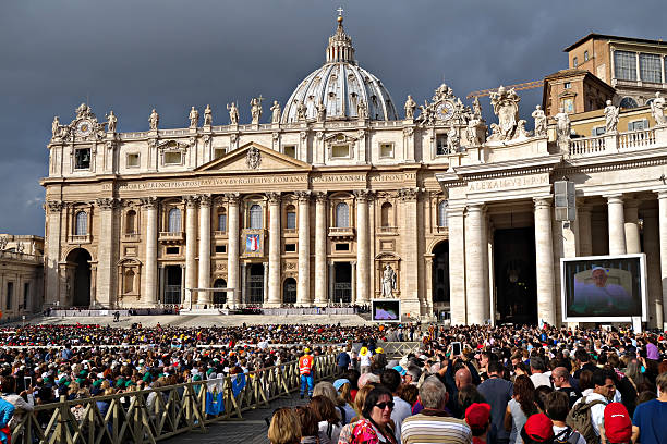 papieska publiczność w plac świętego piotra - worship place zdjęcia i obrazy z banku zdjęć