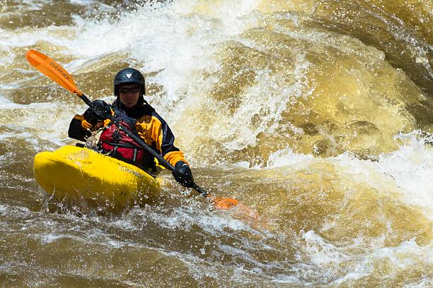 kayak en aguas bravas, colorado - rafting white water rafting colorado water fotografías e imágenes de stock