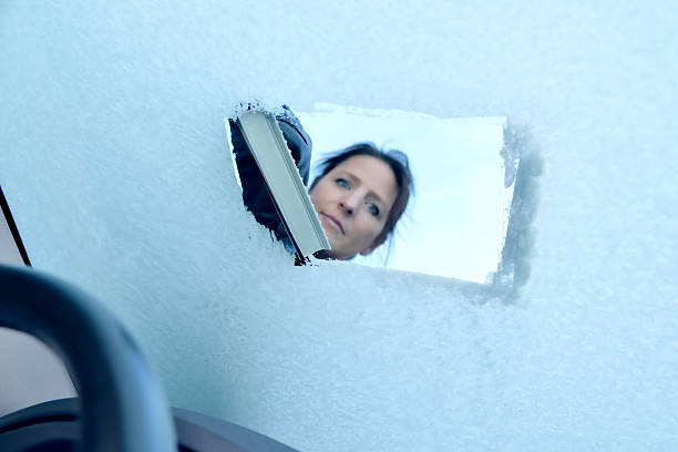 겨울맞이 추진력있는-여자 긁어모음 빙판 있는 유리 - snow car window ice scraper 뉴스 사진 이미지