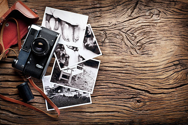 old rangefinder caméra et aux photos noir et blanc. - rangefinder camera photos et images de collection