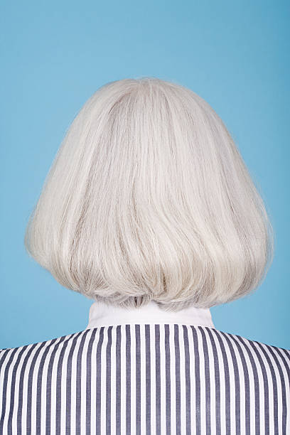 mulher com bob estilo de cabelo - white hair imagens e fotografias de stock