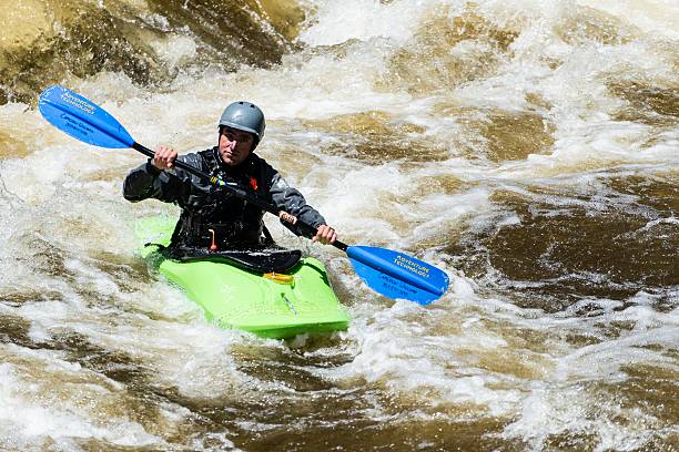 каякинг на бурной воде, штат колорадо - rafting white water rafting river colorado стоковые фото и изображения