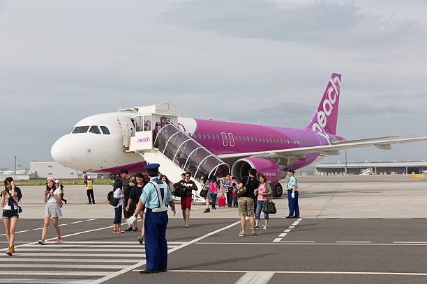 melocotón aviación airbus a320 - named airline fotografías e imágenes de stock