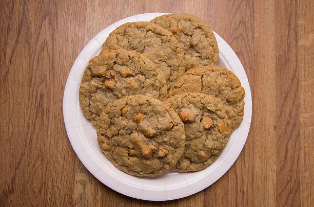 cookies de aveia, caramelo - unhealthy eating flash - fotografias e filmes do acervo