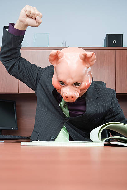 ビジネスマンに豚のお面リーティング - pig greed business mask ストックフォトと画像