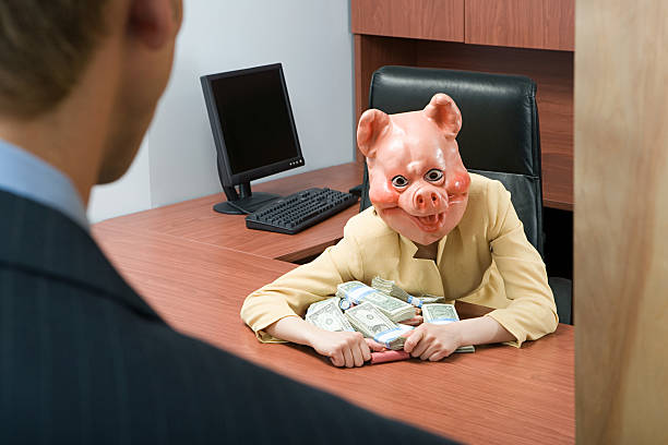 豚のお面を持つビジネスウーマンにお金 - pig greed business mask ストックフォトと画像