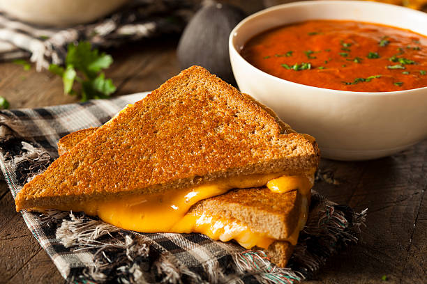 casa al formaggio alla griglia con zuppa di pomodoro - zuppa di pomodoro foto e immagini stock