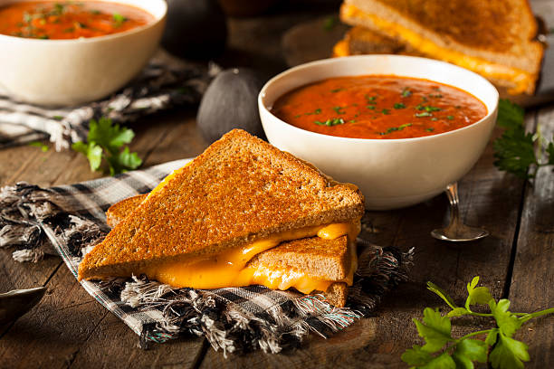 caseras, queso a la parrilla con sopa de tomate - sopa de tomate fotografías e imágenes de stock