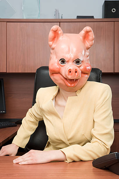ritratto di donna d'affari in una maschera da maiale - pig greed business mask foto e immagini stock