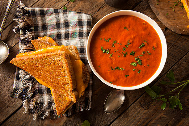 caseras, queso a la parrilla con sopa de tomate - sopa de tomate fotografías e imágenes de stock