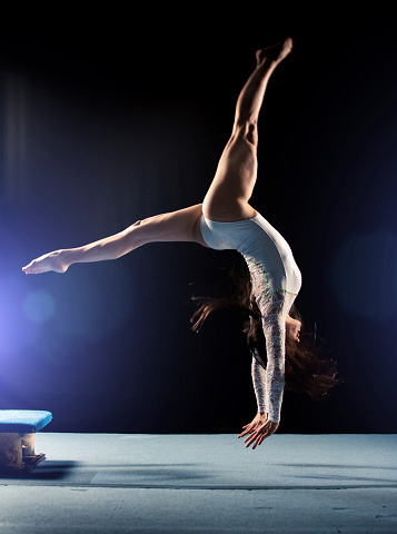 Mujer joven haciendo gimnasia jump photo