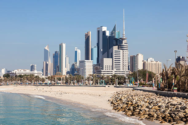 skyline de la ville de koweït - kuwait city photos et images de collection