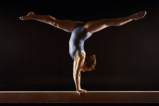 young gimnasta - barra de equilibrio fotografías e imágenes de stock