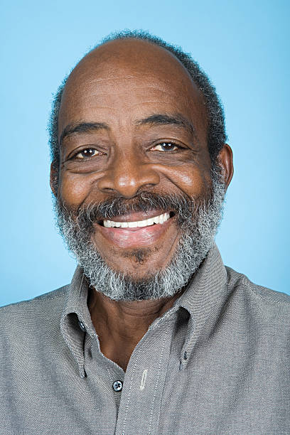 porträt eines senior erwachsener mann - portrait black and white senior men wisdom stock-fotos und bilder