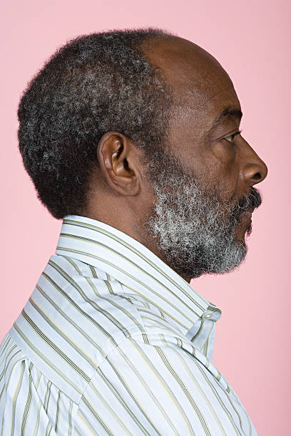 ritratto di un uomo di età superiore - hair loss human age side view black and white foto e immagini stock