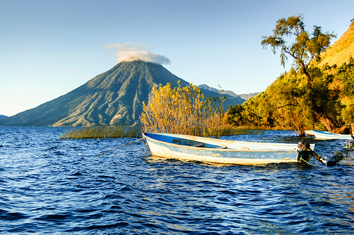 Volcán de San Pedro en el lago atitlán en Guatemala highlands photo