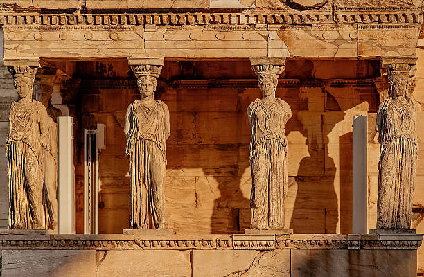 caryatides, la ciudad de atenas, grecia - mitologia griega fotografías e imágenes de stock