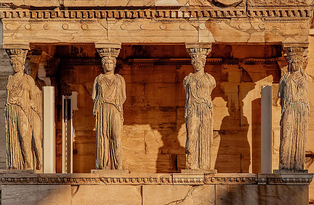 caryatides, acrópole de atenas, grécia - antiquities acropolis athens greece greece - fotografias e filmes do acervo