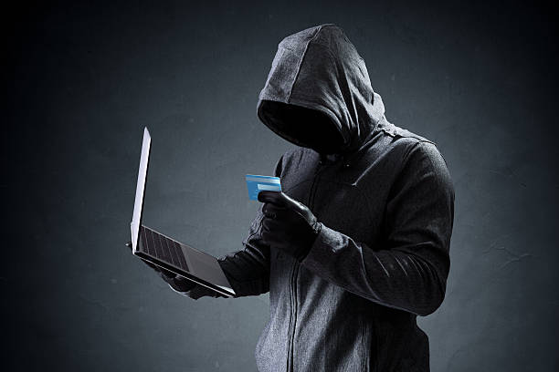 haker komputerowy z karty kredytowej, kradzież danych z laptopa - computer hacker identity security stealing zdjęcia i obrazy z banku zdjęć