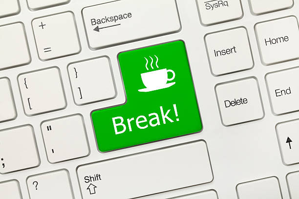 teclado blanco conceptuales de descanso (verde key) - resting computer key break red fotografías e imágenes de stock