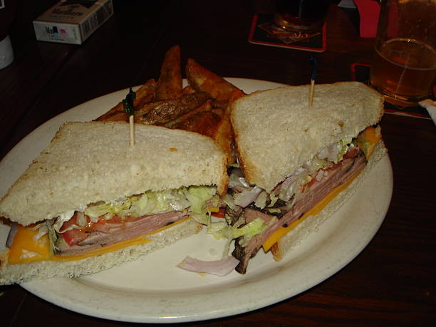 american en-cas - toast portion club sandwich cafe photos et images de collection