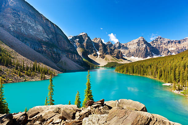 manhã, o lago moraine no parque nacional de banff - moraine imagens e fotografias de stock