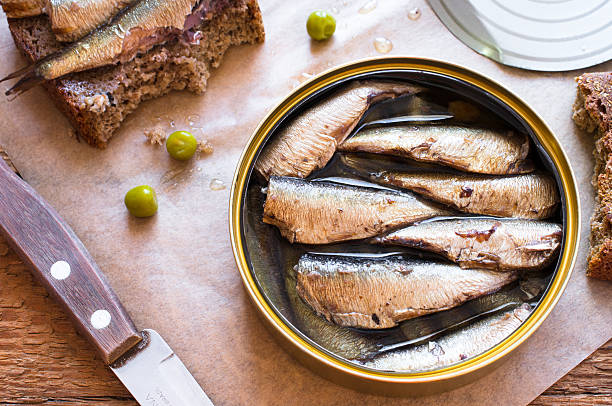 tin can of sprats, des sardines - prepared fish photos et images de collection
