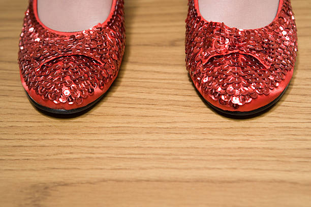 zapatos rojos chispeante - dorothy fotografías e imágenes de stock