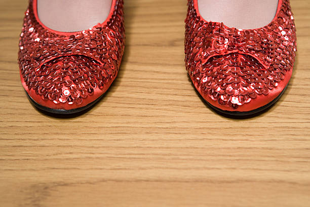 chaussures rouge brillant. - dorothy photos et images de collection