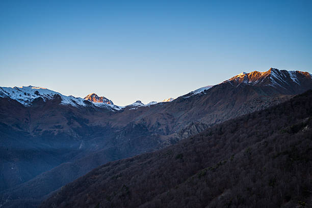 итальянский alpine arc на закате - moody sky dark saturated color extreme terrain стоковые фото и изображения