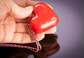rot-geschenk-herz-in-der-hand-mit-reflexion.jpg?b=1&s=170x170&k=20&c=p_I6aR5rwlPK8qlm92QhqZmSQcpbHoJc2OO7kXXDIeo=