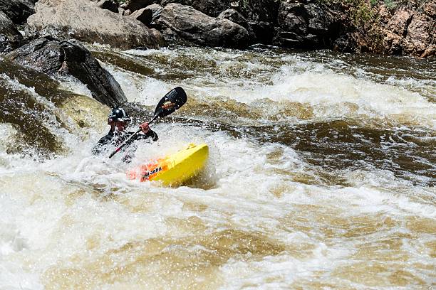 каякинг на бурной воде, штат колорадо - rafting white water rafting river colorado стоковые фото и изображения
