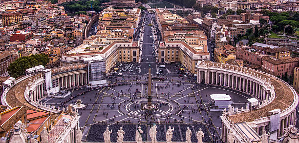 saint peters piazza, visto dalla cappella sistina di roma, italia - rome italy skyline castel santangelo foto e immagini stock