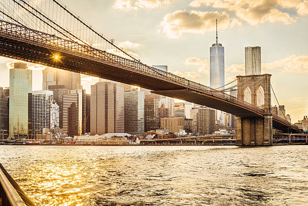 日没時のブルックリン橋とマンハッタン - east river riverbank waters edge suspension bridge ストックフォトと画像