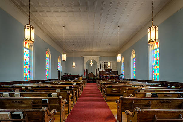 king memorial baptist church - stained glass pew church hymnal stock-fotos und bilder