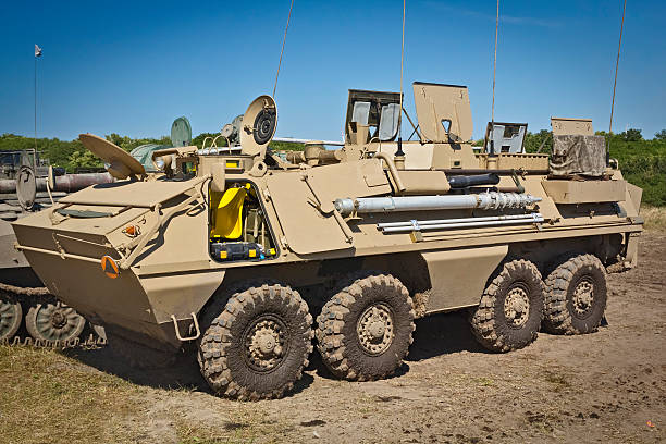 militär gepanzerten fahrzeuge von transport - armored truck stock-fotos und bilder