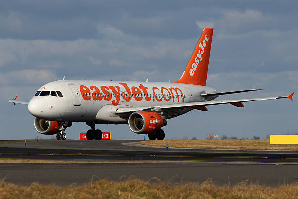 easyjet aéreas - commercial airplane airplane airbus passenger fotografías e imágenes de stock