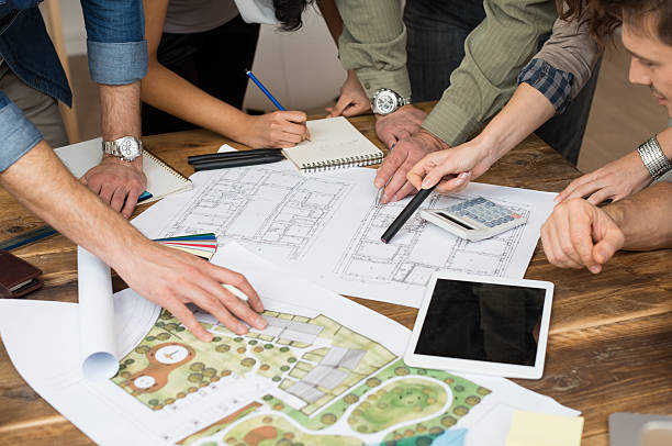 建築家チームの設計図を説明する - housing project business team teamwork ストックフォトと画像