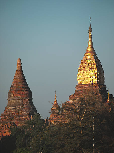 앤시언트 탑이 바간, 미얀마에 - vibrant color front view bagan myanmar 뉴스 사진 이미지